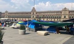 CNTE no se retira del Zócalo; exige a Marea Rosa respeto a su protesta