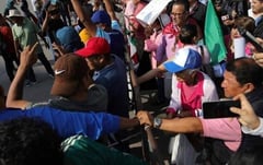 Se arman empujones y gritos entre CNTE y 'Marea Rosa'