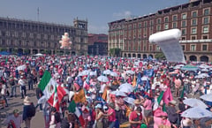 Asistentes a la 'Marea Rosa' invaden plantón de la CNTE en el Zócalo capitalino