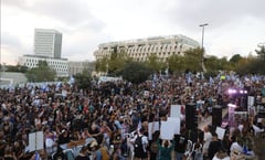 Miles toman las calles frente al Parlamento de Israel y exigen la renuncia de Netanyahu