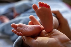 Bebé nace con líquido en el cerebro y familia pide atención oportuna en el IMSS