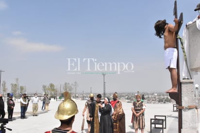 Se vive Viacrucis virtual en la loma de La Bartola en Monclova