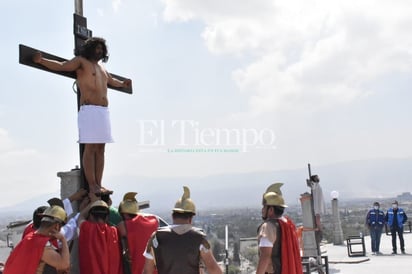 Se vive Viacrucis virtual en la loma de La Bartola en Monclova