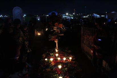 'Alumbrada 2022' tuvo un gran éxito con cientos de visitantes en el panteón Guadalupe de Monclova 