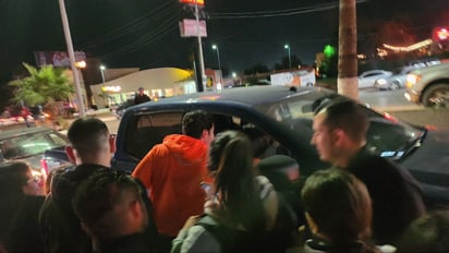 Samuel García y Mariana Rodríguez en Monclova pegando calcas