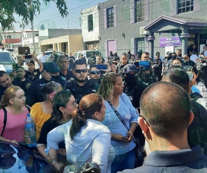 Claudia Garza del Toro entra en conflicto con personal del IEC