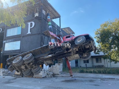 Grúa queda en el aire en la colonia Guadalupe de Monclova
