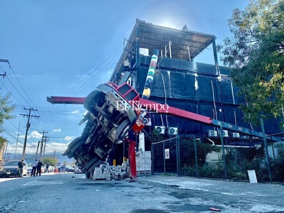 Grúa queda en el aire en la colonia Guadalupe de Monclova