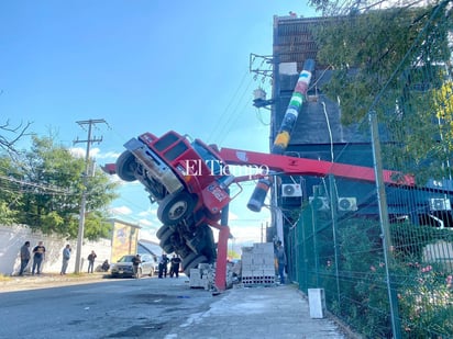 Grúa queda en el aire en la colonia Guadalupe de Monclova