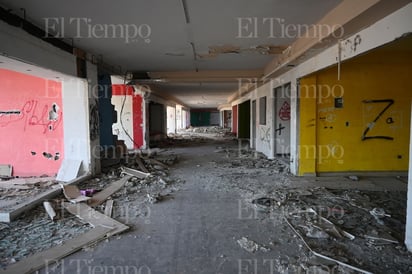  En un rincón olvidado de la ciudad, Merco quemado se observa como testigo de la desolación y la supervivencia.