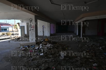  En un rincón olvidado de la ciudad, Merco quemado se observa como testigo de la desolación y la supervivencia.