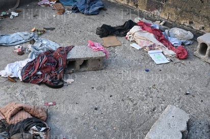  En un rincón olvidado de la ciudad, Merco quemado se observa como testigo de la desolación y la supervivencia.