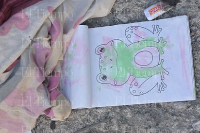  En un rincón olvidado de la ciudad, Merco quemado se observa como testigo de la desolación y la supervivencia.