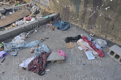  En un rincón olvidado de la ciudad, Merco quemado se observa como testigo de la desolación y la supervivencia.