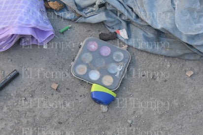  En un rincón olvidado de la ciudad, Merco quemado se observa como testigo de la desolación y la supervivencia.