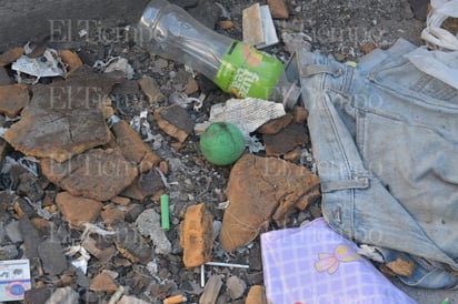  En un rincón olvidado de la ciudad, Merco quemado se observa como testigo de la desolación y la supervivencia.