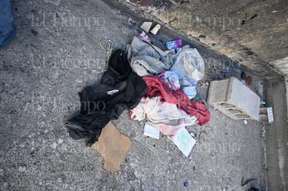  En un rincón olvidado de la ciudad, Merco quemado se observa como testigo de la desolación y la supervivencia.