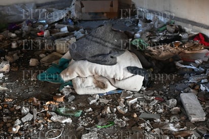  En un rincón olvidado de la ciudad, Merco quemado se observa como testigo de la desolación y la supervivencia.