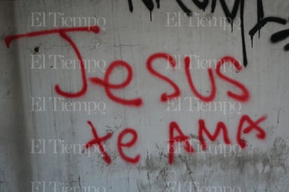 En un rincón olvidado de la ciudad, Merco quemado se observa como testigo de la desolación y la supervivencia.
