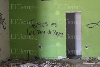  En un rincón olvidado de la ciudad, Merco quemado se observa como testigo de la desolación y la supervivencia.