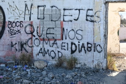 En un rincón olvidado de la ciudad, Merco quemado se observa como testigo de la desolación y la supervivencia.