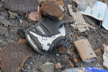  En un rincón olvidado de la ciudad, Merco quemado se observa como testigo de la desolación y la supervivencia.