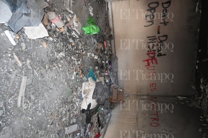  En un rincón olvidado de la ciudad, Merco quemado se observa como testigo de la desolación y la supervivencia.