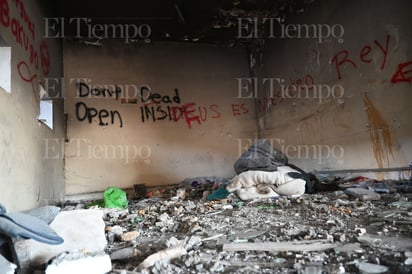  En un rincón olvidado de la ciudad, Merco quemado se observa como testigo de la desolación y la supervivencia.