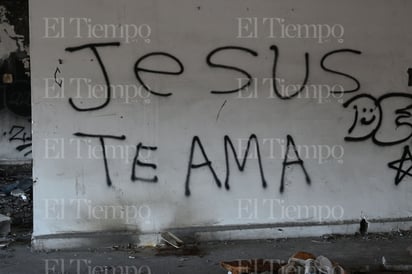  En un rincón olvidado de la ciudad, Merco quemado se observa como testigo de la desolación y la supervivencia.
