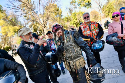 Un grupo de motociclistas llegó a Candela, Coahuila, donde fueron recibidos por el alcalde Fernando Juárez y su esposa.