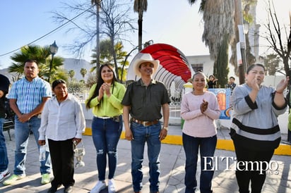 Un grupo de motociclistas llegó a Candela, Coahuila, donde fueron recibidos por el alcalde Fernando Juárez y su esposa.