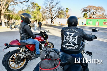 Un grupo de motociclistas llegó a Candela, Coahuila, donde fueron recibidos por el alcalde Fernando Juárez y su esposa.