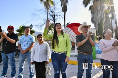Un grupo de motociclistas llegó a Candela, Coahuila, donde fueron recibidos por el alcalde Fernando Juárez y su esposa.