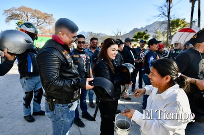 Un grupo de motociclistas llegó a Candela, Coahuila, donde fueron recibidos por el alcalde Fernando Juárez y su esposa.