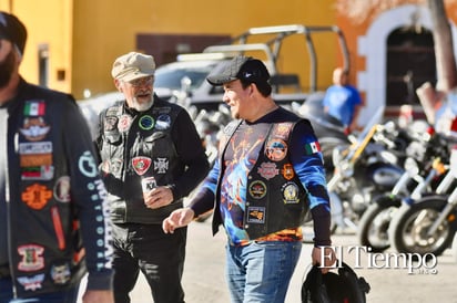 Un grupo de motociclistas llegó a Candela, Coahuila, donde fueron recibidos por el alcalde Fernando Juárez y su esposa.