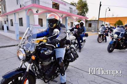 Un grupo de motociclistas llegó a Candela, Coahuila, donde fueron recibidos por el alcalde Fernando Juárez y su esposa.