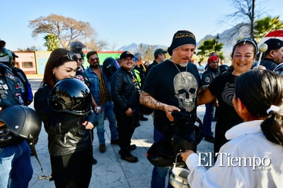 Un grupo de motociclistas llegó a Candela, Coahuila, donde fueron recibidos por el alcalde Fernando Juárez y su esposa.