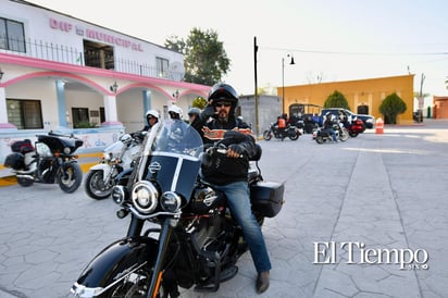 Un grupo de motociclistas llegó a Candela, Coahuila, donde fueron recibidos por el alcalde Fernando Juárez y su esposa.