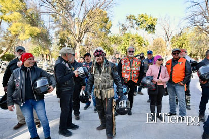 Un grupo de motociclistas llegó a Candela, Coahuila, donde fueron recibidos por el alcalde Fernando Juárez y su esposa.