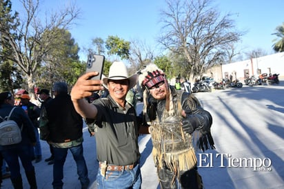 Un grupo de motociclistas llegó a Candela, Coahuila, donde fueron recibidos por el alcalde Fernando Juárez y su esposa.