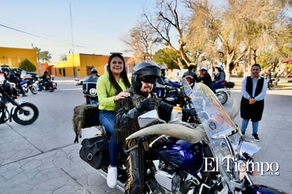 Un grupo de motociclistas llegó a Candela, Coahuila, donde fueron recibidos por el alcalde Fernando Juárez y su esposa.