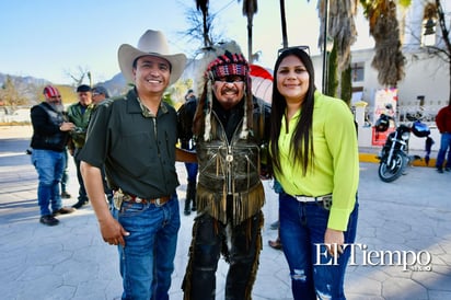 Un grupo de motociclistas llegó a Candela, Coahuila, donde fueron recibidos por el alcalde Fernando Juárez y su esposa.