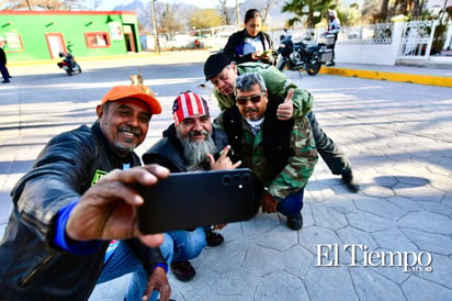 Un grupo de motociclistas llegó a Candela, Coahuila, donde fueron recibidos por el alcalde Fernando Juárez y su esposa.