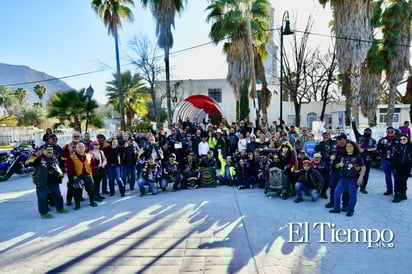 Un grupo de motociclistas llegó a Candela, Coahuila, donde fueron recibidos por el alcalde Fernando Juárez y su esposa.