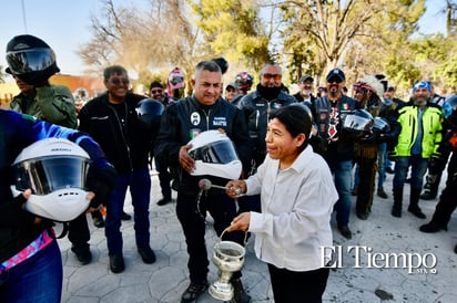 Un grupo de motociclistas llegó a Candela, Coahuila, donde fueron recibidos por el alcalde Fernando Juárez y su esposa.