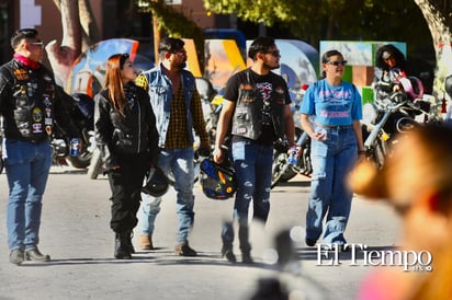 Un grupo de motociclistas llegó a Candela, Coahuila, donde fueron recibidos por el alcalde Fernando Juárez y su esposa.