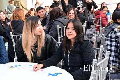 Estudiantes participan en el taller “Lotería de Señas