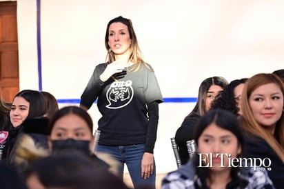 Estudiantes participan en el taller “Lotería de Señas