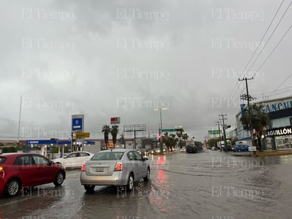 Las calles de Monclova inundadas por la lluvia. 