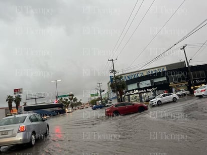 Las calles de Monclova inundadas por la lluvia. 